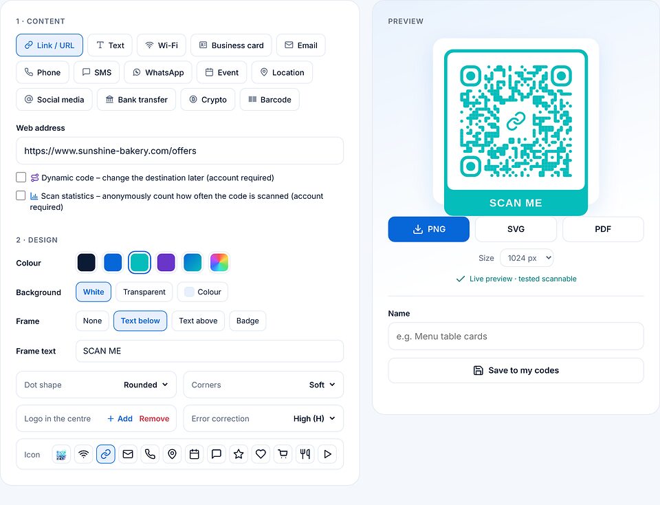 صفحهٔ ساخت: نشانی وب واردشده، رنگ سبزآبی، قاب «متن در پایین» با SCAN ME و نماد پیوند در وسط؛ در سمت راست پیش‌نمایش با دکمه‌های دانلود PNG، SVG و PDF.